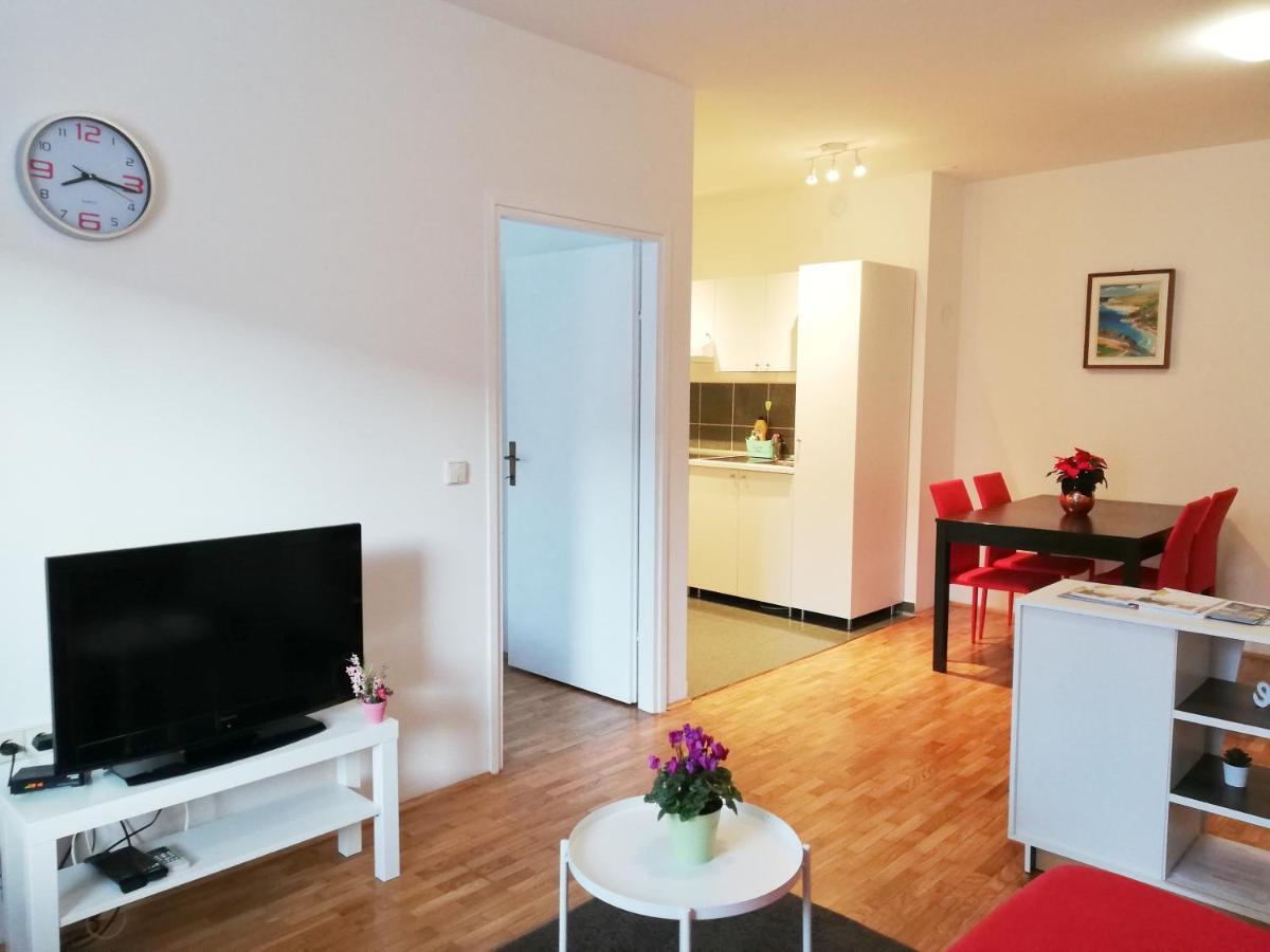 City Center Apartment Umag Buitenkant foto